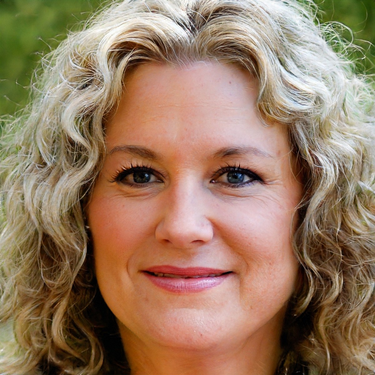 adult portrait smiling portrait;face looking at camera one person women