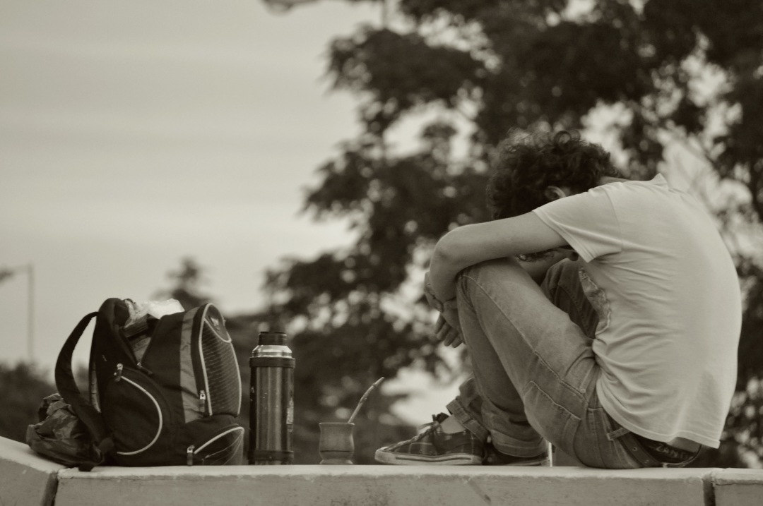 Men rest on school
