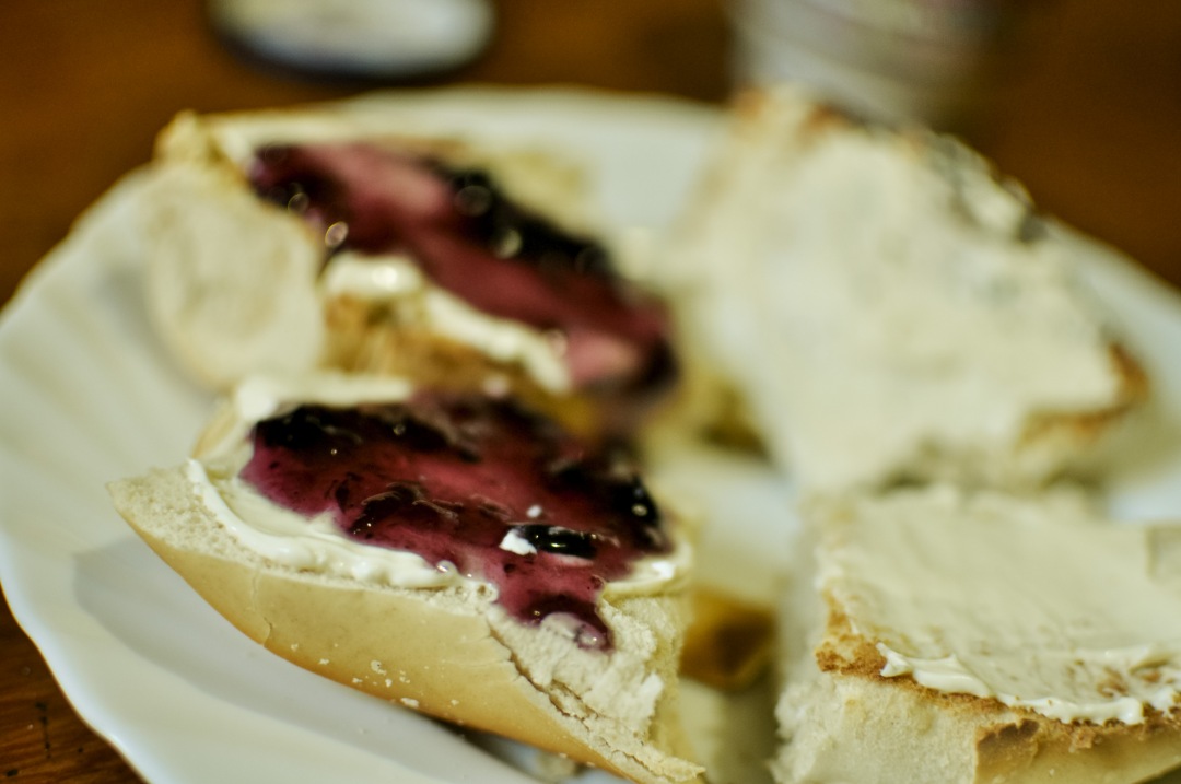 Small toasts with Cream cheese and berries