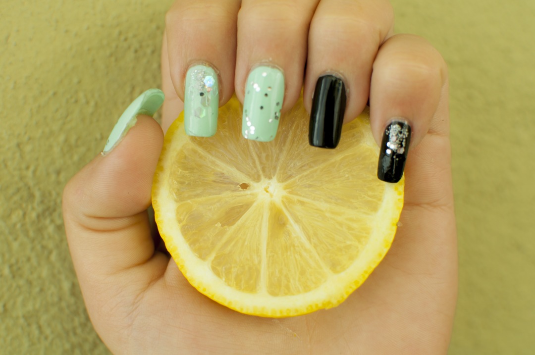 Hand holding slice of lemon