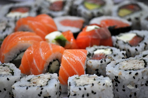 Large Group of salmon Sushi Variedad