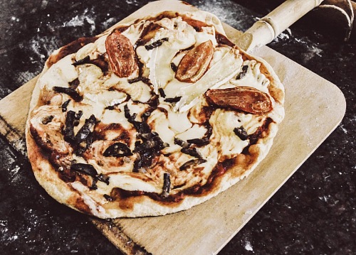 Pizza with tomato and brie cheese