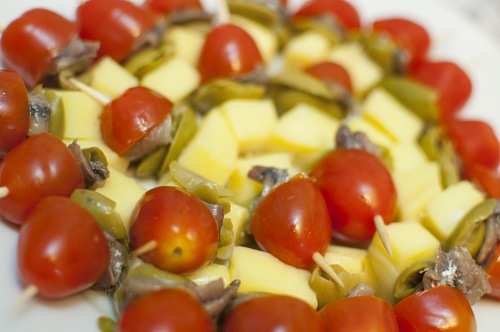 Vegetable tomato and cheese brochettes